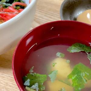 生麩と三つ葉のお吸い物 レシピ 作り方 By ひとみのレシピ クックパッド 簡単おいしいみんなのレシピが366万品