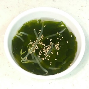 超簡単 もやしとわかめのコンソメスープ レシピ 作り方 By ひまわり クックパッド 簡単おいしいみんなのレシピが354万品