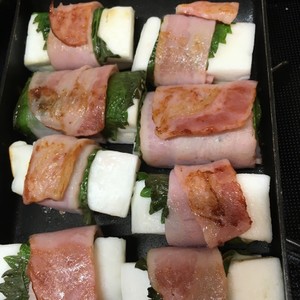 チーズがとろ り ふわふわはんぺんのベーコン巻きのレシピ動画 作り方 Delish Kitchen