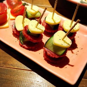 サラミ チーズ キュウリでおつまみ レシピ 作り方 By キキママ クックパッド 簡単おいしいみんなのレシピが360万品