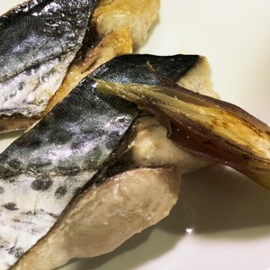 ふっくら焼ける フライパンで鰆の塩焼き レシピ 作り方 By Yanapie クックパッド 簡単おいしいみんなのレシピが355万品