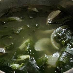 ダシダで簡単コク旨 韓国風わかめスープ レシピ 作り方 By Cjダシダ クックパッド 簡単おいしいみんなのレシピが356万品