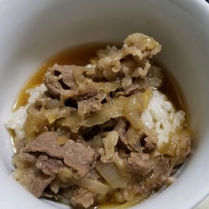 煮込み時間５分 麺つゆde簡単過ぎる牛丼 レシピ 作り方 By りょーーーこ クックパッド 簡単おいしいみんなのレシピが360万品