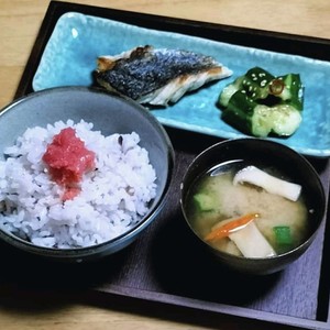 ふっくら焼ける フライパンで鰆の塩焼き レシピ 作り方 By Yanapie クックパッド 簡単おいしいみんなのレシピが356万品