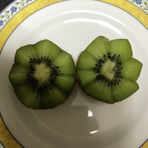 シェフ直伝きれいなキウイの飾り切りその レシピ 作り方 By しるびー１９７８ クックパッド 簡単おいしいみんなのレシピが356万品