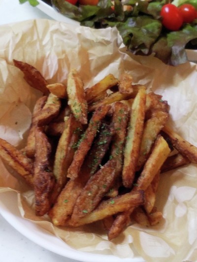 カリカリに焼いたフライドポテトのレシピ