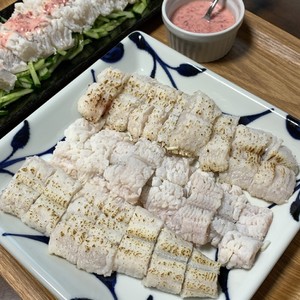 ぷりっぷり鱧の湯引き 炙り 梅肉ソースで レシピ 作り方 By Mikko6 クックパッド 簡単おいしいみんなのレシピが361万品