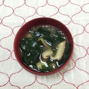 生椎茸とわかめの味噌汁 レシピ 作り方 By バウンド クックパッド 簡単おいしいみんなのレシピが360万品