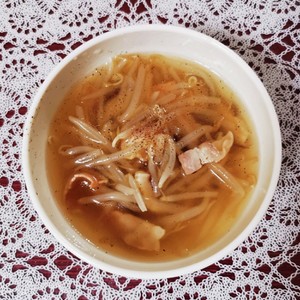 もやしとベーコンの和風コンソメスープ レシピ 作り方 By Emyo クックパッド 簡単おいしいみんなのレシピが359万品