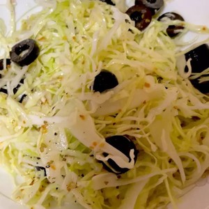 キャベツと黒オリーブのレモンサラダ レシピ 作り方 By Kt121 クックパッド 簡単おいしいみんなのレシピが360万品