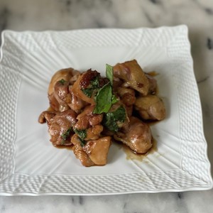 ホーリーバジル ハチミツ鶏もも肉ガパオ風 レシピ 作り方 By くまのナナ クックパッド 簡単おいしいみんなのレシピが360万品