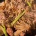 豚バラ肉と玉ねぎ、舞茸のピリ辛炒め