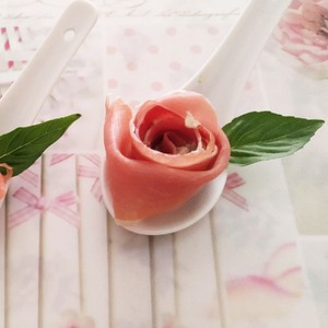 花おつまみ 生ハムとクリチの薔薇 簡単 レシピ 作り方 By ももら クックパッド 簡単おいしいみんなのレシピが361万品