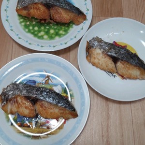 ふっくら焼ける フライパンで鰆の塩焼き レシピ 作り方 By Yanapie クックパッド 簡単おいしいみんなのレシピが359万品