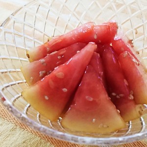 スイカの皮は捨てないで 中華風お漬物 レシピ 作り方 By トイロ クックパッド 簡単おいしいみんなのレシピが361万品