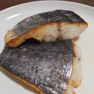 ふっくら焼ける フライパンで鰆の塩焼き レシピ 作り方 By Yanapie クックパッド 簡単おいしいみんなのレシピが361万品