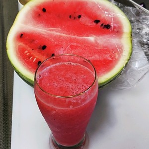 甘くないスイカでも美味しいスイカジュース レシピ 作り方 By Nilmini クックパッド 簡単おいしいみんなのレシピが366万品