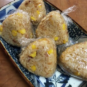 コーンとおかか醤油のおにぎり レシピ 作り方 By ひぃこ クックパッド 簡単おいしいみんなのレシピが366万品