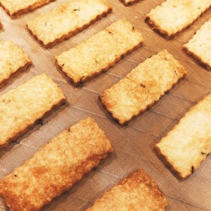 ローズマリーの塩クッキー レシピ 作り方 By Ayu4 クックパッド 簡単おいしいみんなのレシピが361万品