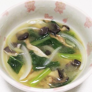 霜降りひらたけと青菜のお味噌汁 レシピ 作り方 By Gakimori クックパッド 簡単おいしいみんなのレシピが362万品