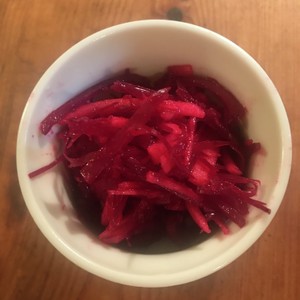 簡単 ビーツのサラダ 生食版 レシピ 作り方 By Pomodoro クックパッド 簡単おいしいみんなのレシピが361万品