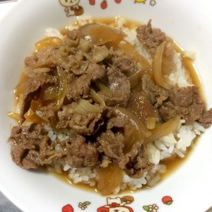 煮込み時間５分 麺つゆde簡単過ぎる牛丼 レシピ 作り方 By りょーーーこ クックパッド 簡単おいしいみんなのレシピが364万品