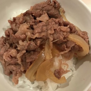 煮込み時間５分 麺つゆde簡単過ぎる牛丼 レシピ 作り方 By りょーーーこ クックパッド 簡単おいしいみんなのレシピが364万品