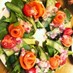 バラの花サーモンのリースサラダ