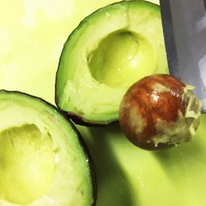 アボカドの種の取り方 レシピ 作り方 By Superlittleboo クックパッド 簡単おいしいみんなのレシピが367万品