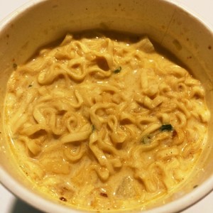 アレンジカップ麺 ミルクカレーヌードル レシピ 作り方 By ぽんぽこらんらん クックパッド 簡単おいしいみんなのレシピが366万品