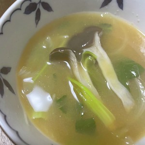 霜降りひらたけと青菜のお味噌汁 レシピ 作り方 By Gakimori クックパッド 簡単おいしいみんなのレシピが366万品