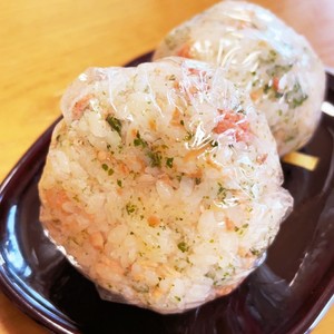簡単幼児食 おにぎり 鮭と青のり レシピ 作り方 By はるnene クックパッド 簡単おいしいみんなのレシピが366万品