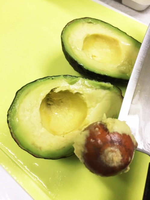 アボカドの種の取り方 レシピ 作り方 By Superlittleboo クックパッド 簡単おいしいみんなのレシピが377万品