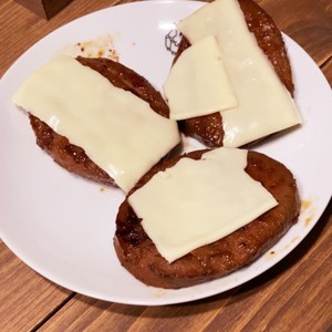 5分で完成 照り焼きチーズハンバーグ レシピ 作り方 By だのん 彡 クックパッド 簡単おいしいみんなのレシピが371万品