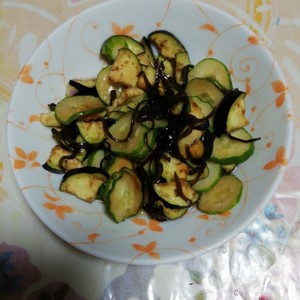 きゅうりとなすの塩昆布和え レシピ 作り方 By めだかの母 クックパッド 簡単おいしいみんなのレシピが373万品