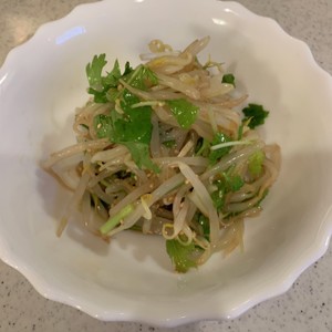 パクチーともやしのサラダ レシピ 作り方 By ぶんクック クックパッド 簡単おいしいみんなのレシピが371万品