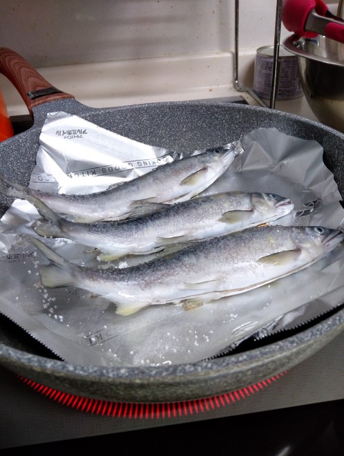 鮎の塩焼き フライパンで レシピ 作り方 By Mikasama67 クックパッド 簡単おいしいみんなのレシピが375万品