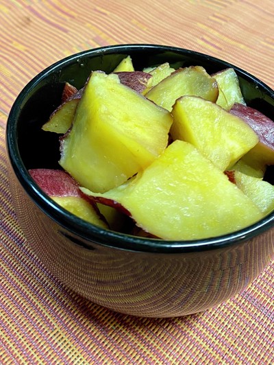 ローストサツマイモとご飯にスパイシーなタイのピーナッツソースをかけるレシピ