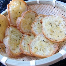 チーズを使った個別ガーリックロールのレシピ