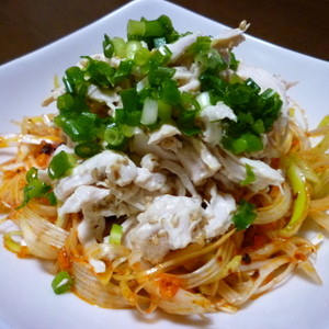 食べるラー油活用 蒸鶏と白髪ネギ レシピ 作り方 By Nyaop クックパッド 簡単おいしいみんなのレシピが359万品