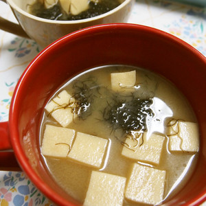 重曹でなめらか 高野豆腐とわかめの味噌汁 レシピ 作り方 By M N クックパッド 簡単おいしいみんなのレシピが358万品