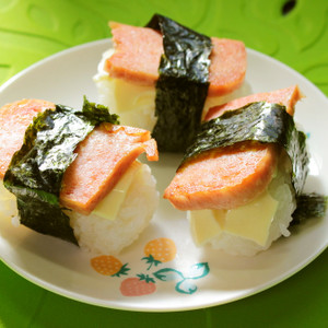 チーズ入りスパムおにぎり レシピ 作り方 By Nanako2525 クックパッド 簡単おいしいみんなのレシピが354万品