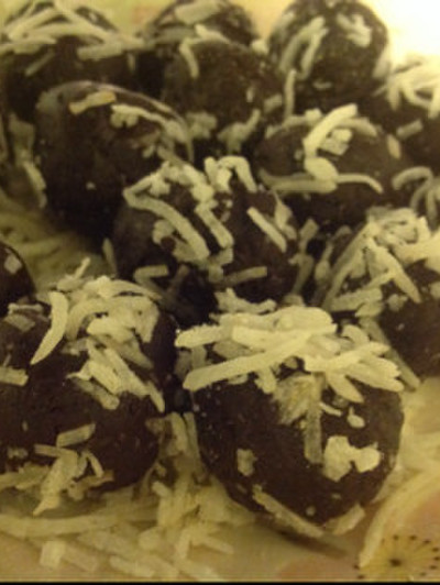 アーモンド、ココナッツ、ダークチョコレートを添えたトーストミューズリーのレシピ