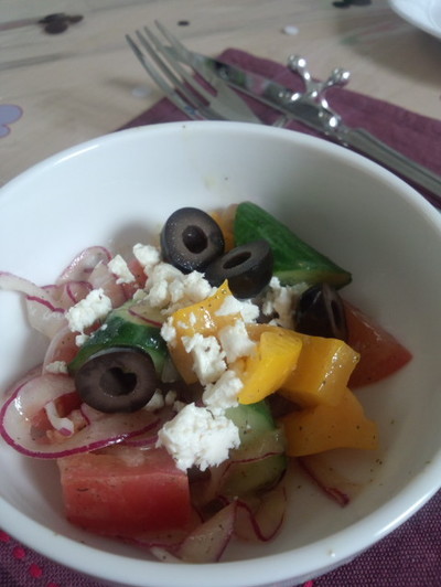 刻んだケールのギリシャ風サラダのレシピ