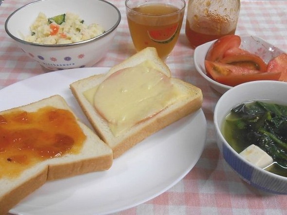 パンと味噌汁のちぐはぐランチ