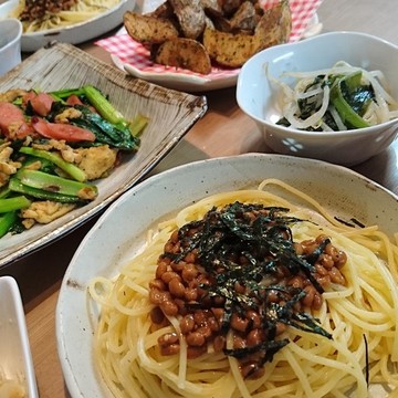 納豆パスタとお野菜いっぱいの夕ご飯♪