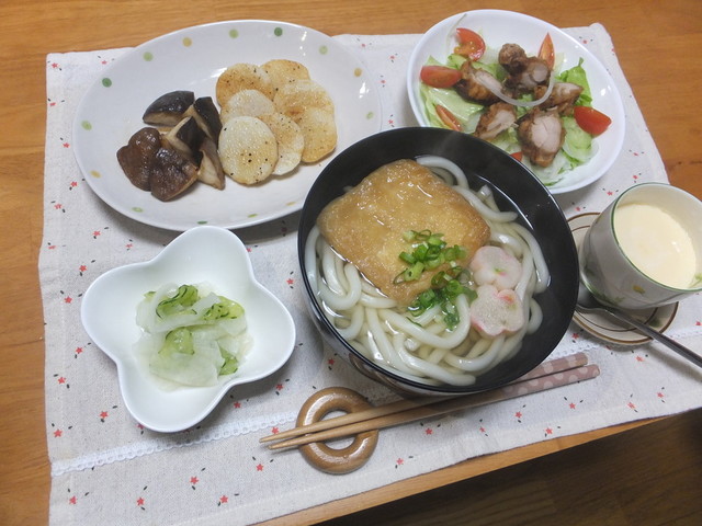 きつねうどんとおいしいおかずで晩ごはん By ネコかえる クックパッド