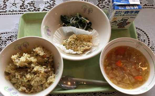 スパイシーなジャンバラヤと香草焼きの献立