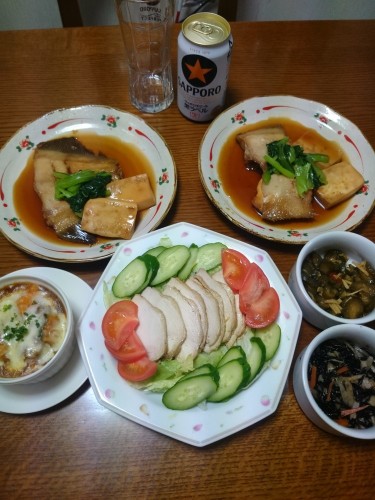 かれいの煮付けと胸肉のサラダ