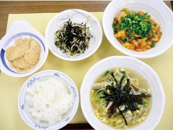 鶏肉のチリソース炒めと豆乳もちの定食